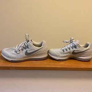 Women’s Nike AirMax 7.5